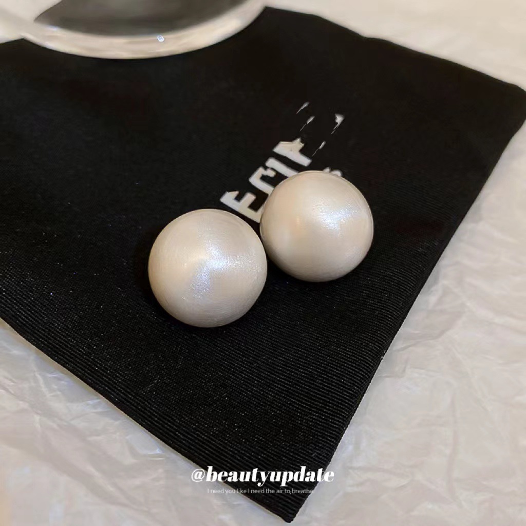 Pendientes de metal hemisferio de aguja de plata Corea 2025 nuevos pendientes de diseño cepillado de lujo ligero Pendientes de temperamento de moda