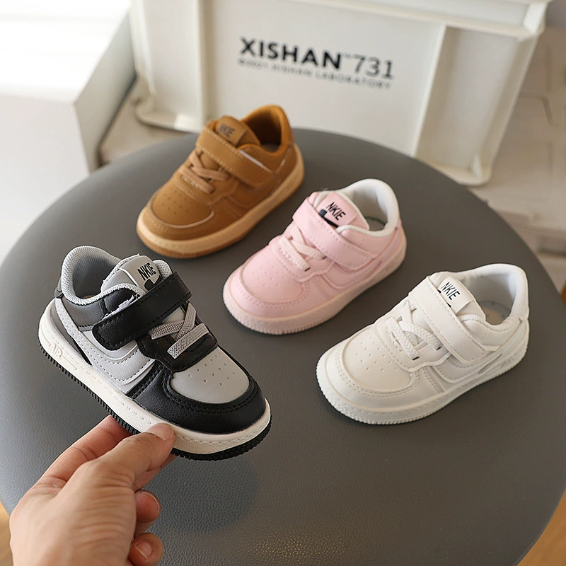Новая осенняя детская спортивная обувь, кожаные низкие кроссовки для мальчиков, обувь для малышей на мягкой подошве для девочек, белые детские туфли.