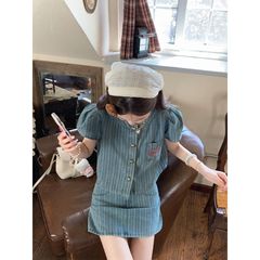レトロなストライプのデニムのスーツの女性の夏の愛の刺繍の泡の袖のカーディガンの上着のA字の半身のスカートの2つのセット