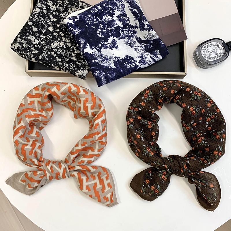 Bufandas de seda cuadrada alta sensación2025 nuevo estilo retro impresión de moda elegante seda de imitación bufandas de cuello bufandas de seda al por mayor
