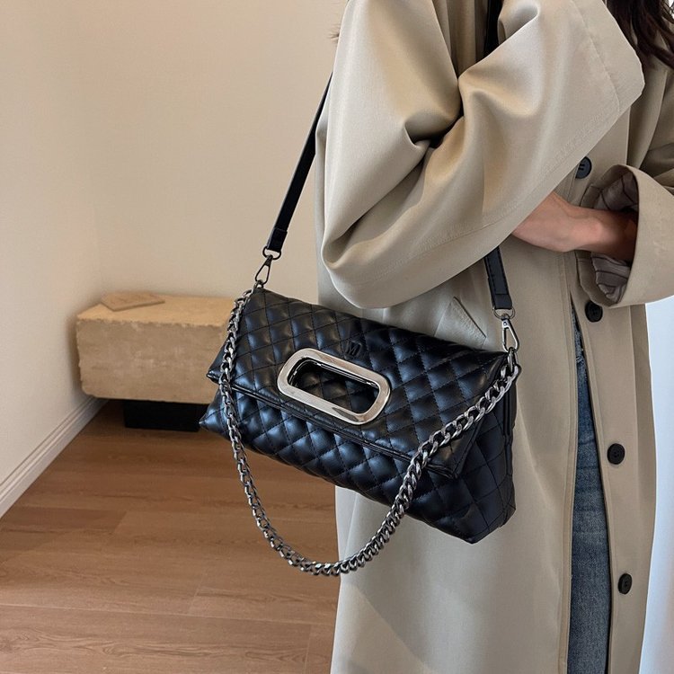 Kleine luxuriöse Klapp-Ohrtasche für Damen 2024 neue Mode-Umhängetasche hochwertige Unterarmtasche mit Diamantkette_voghion.com