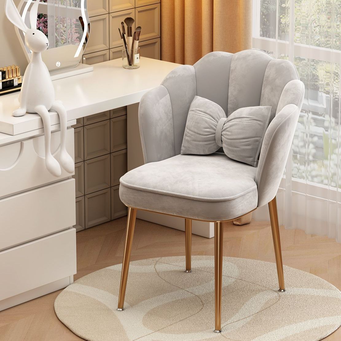 Silla de maquillaje de lujo ligera simple en paquete blando, silla de pétalos domésticos de red moderna, silla de maquillaje de metal multifuncional para dormitorios