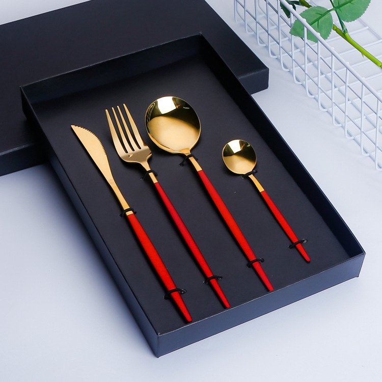 Cuchillo, tenedor y cuchara portugueses al por mayor transfronteriza traje de acero inoxidable Chapado en titanio de oro vajilla occidental cuchillo de carne y tenedor conjunto de 4 piezas