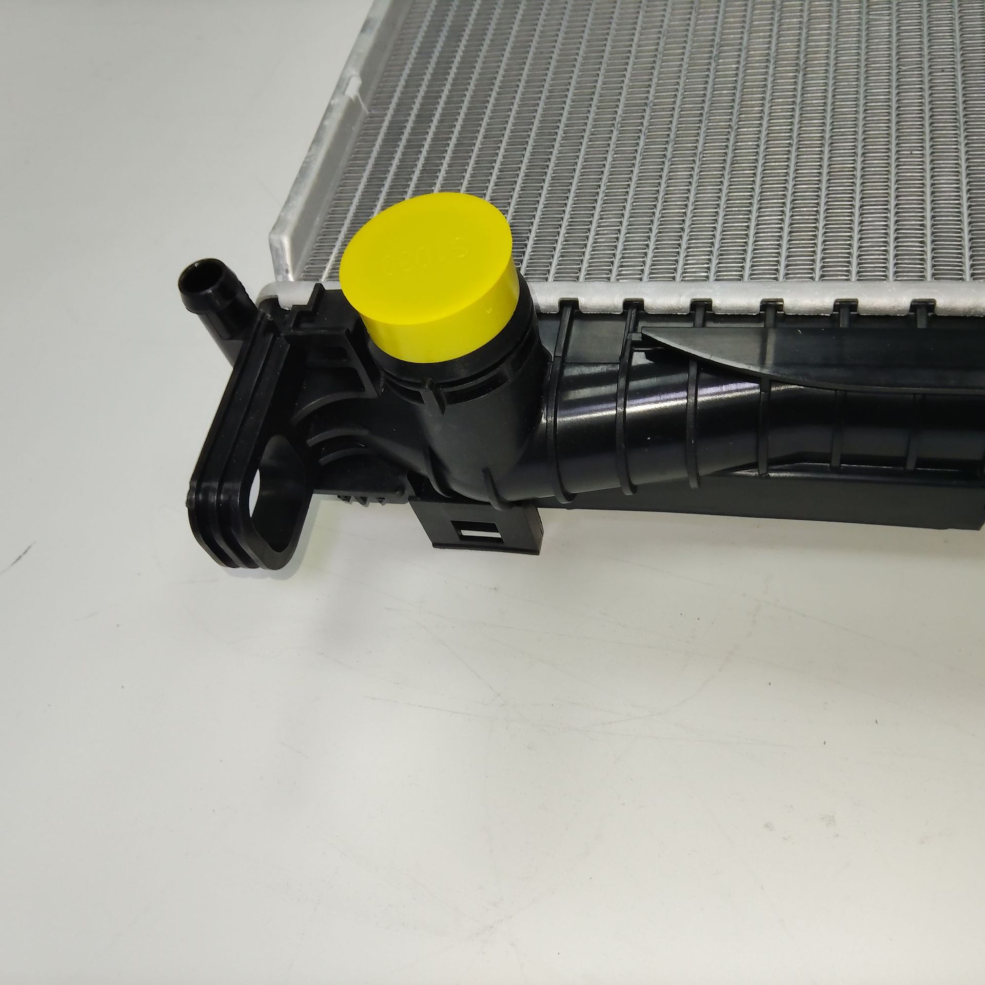 Suitable for 2017-2025 Audi A6L/A7/A8/Q7/Q8 Radiator Water Tank 95812125110