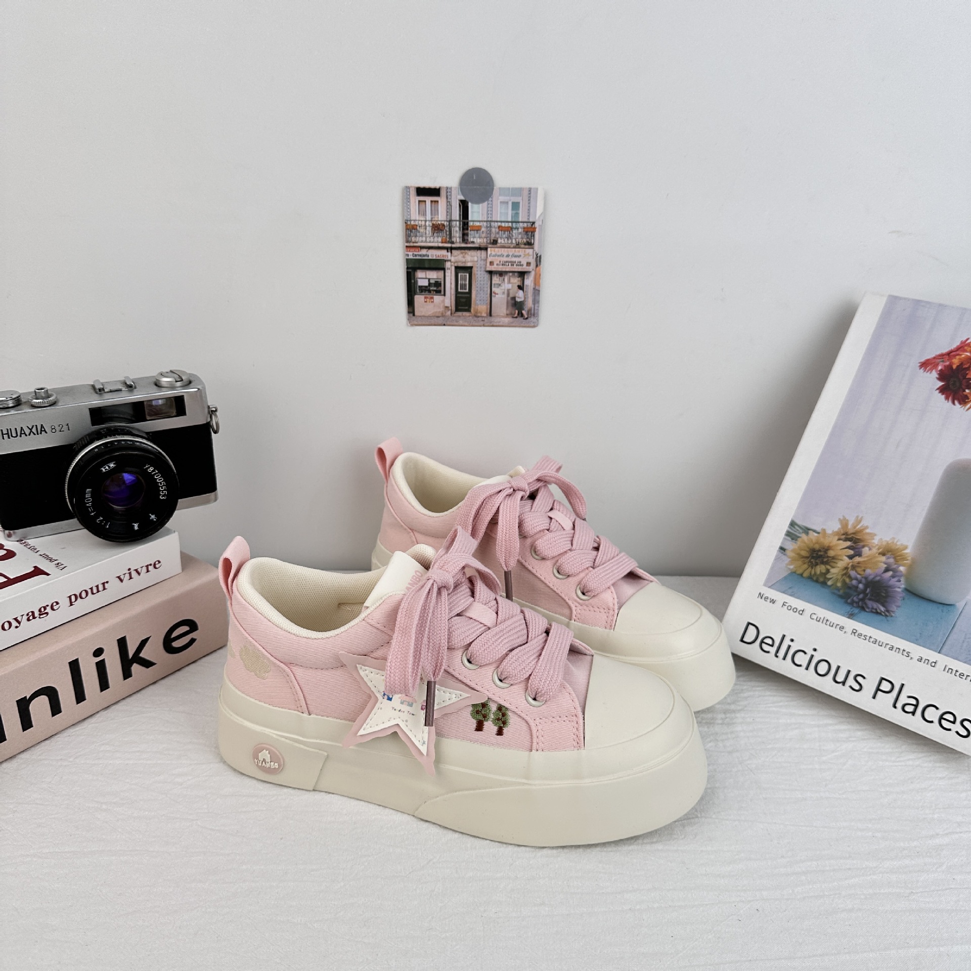 Zapatos de soleas gruesas de larga onda para mujeres 2025 nuevos zapatos blancos casuales de moda de verano con zapatos de lona frescos