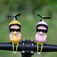 电动车小猪车载摆件公仔骑可爱猪猪摩托自行车竹蜻蜓装饰品