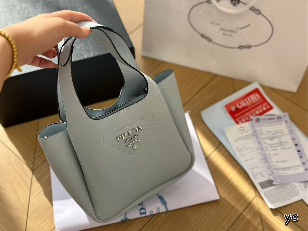 2024P Home Vegetable Basket Nuevo estilo Mini bufanda de seda Bolso de cubo Bolso de piel de vaca real Bolso de mujer de pie de capacidad al por mayor