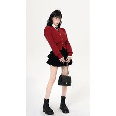クリスマスは赤いセーターのカーディガンを着ています。