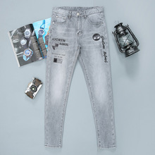 欧美男式牛仔裤小脚春夏薄料浅色品牌牛仔裤男士修身绣花牛仔裤男