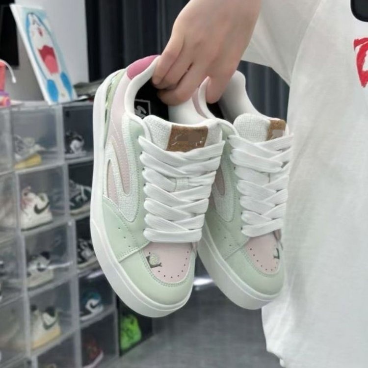 Nuevos zapatos de skate originales de nicho Zhongde entrenamiento femenino de tendencia de otoño 2025 deportivo casual pequeño zapato blanco
