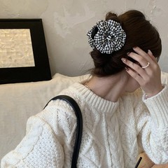 早春の格子縞の花はシンプルな髪をつかんで高級な髪をつかんで大きな花を挟んでいます。
