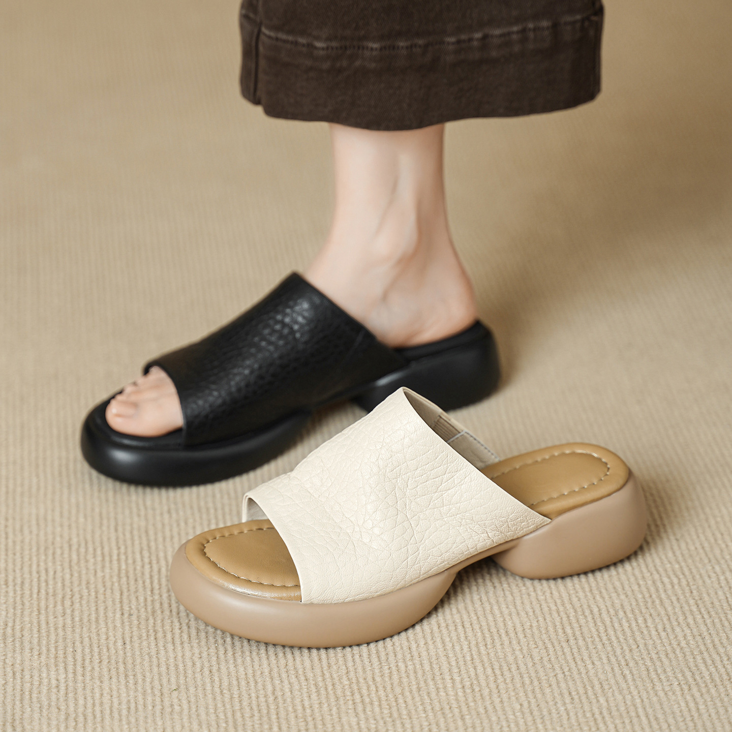 Dép sandal nữ quai chữ V đế dày da cừu khóa thắt lưng — đen