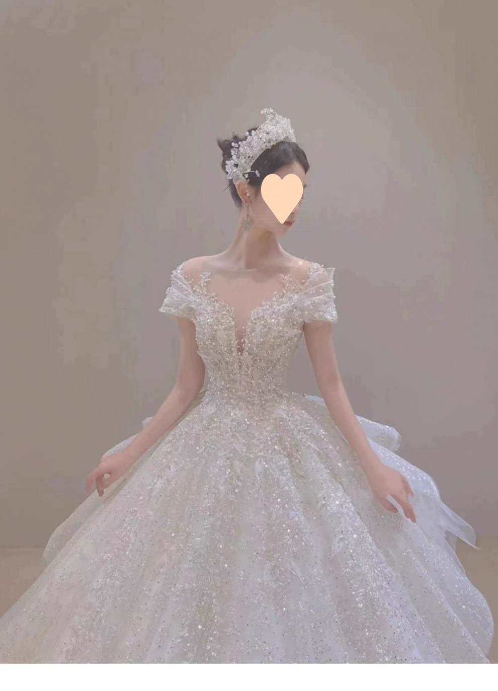 Abito da sposa principessa con spalle scoperte per sposa petite_voghion.com