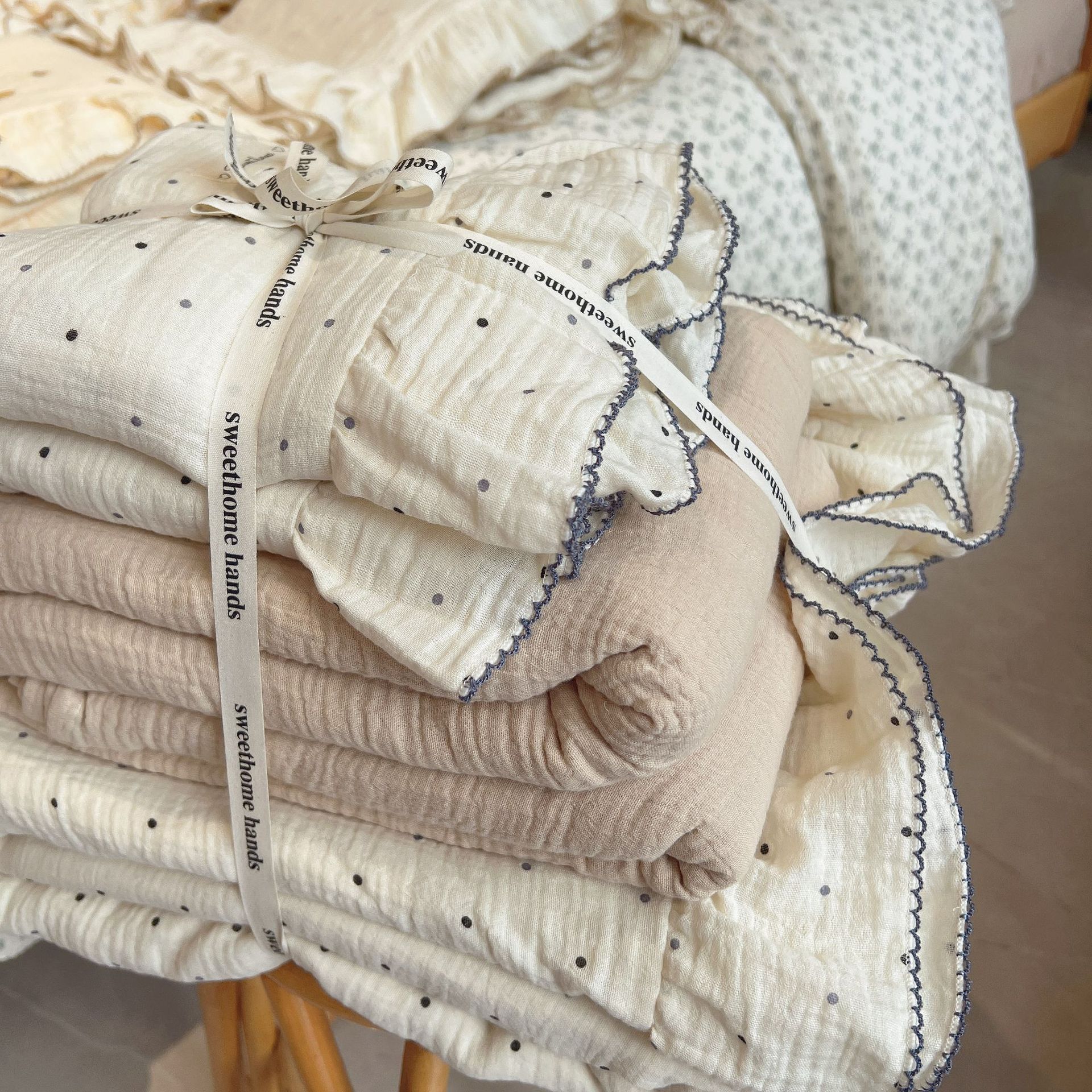 Class A fresh Polka Dot quilt cover cotton baby-grade wrinkle gauze soft skin-friendly quilt cover 200x230 four-piece set