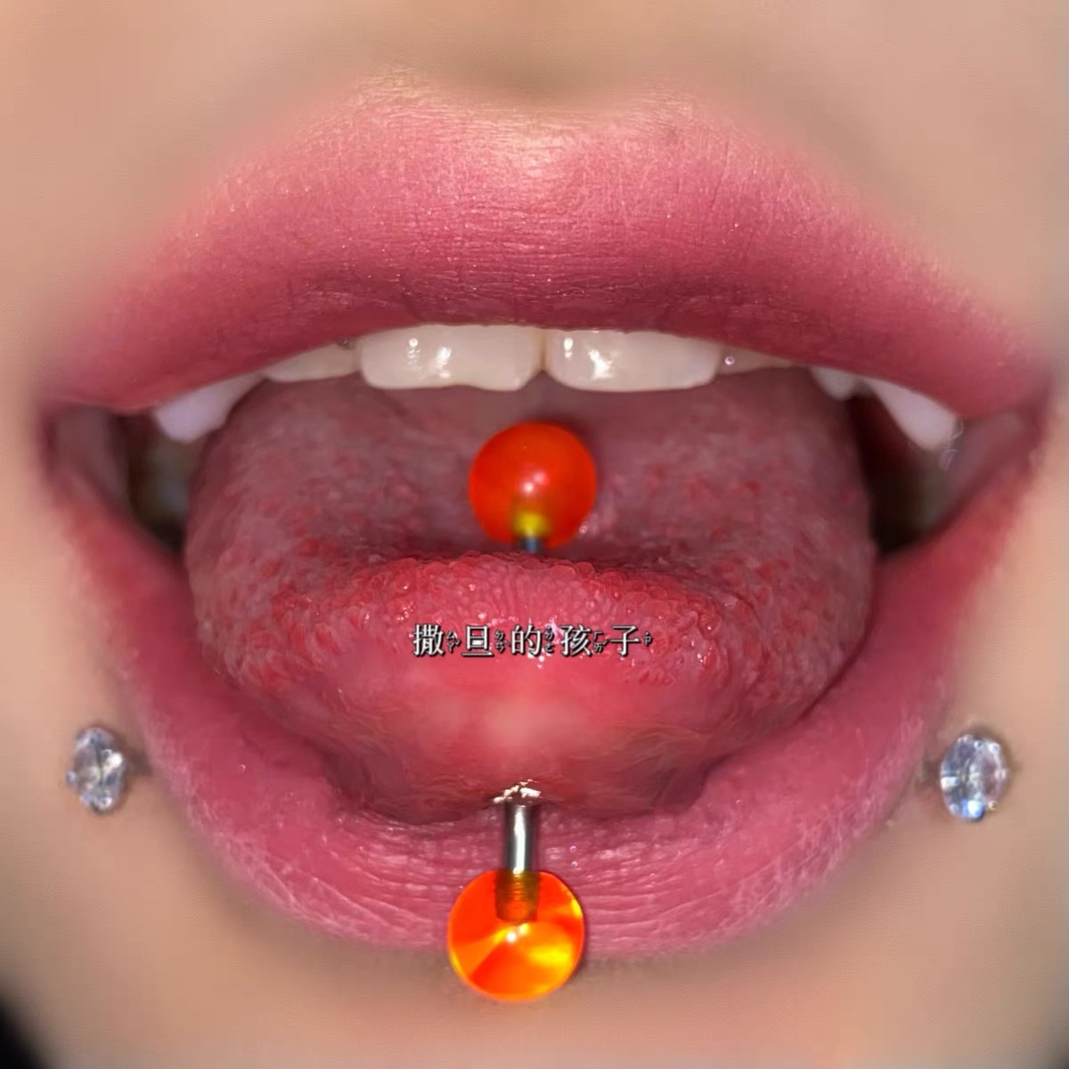 Silver pointed spike labret stud material detail