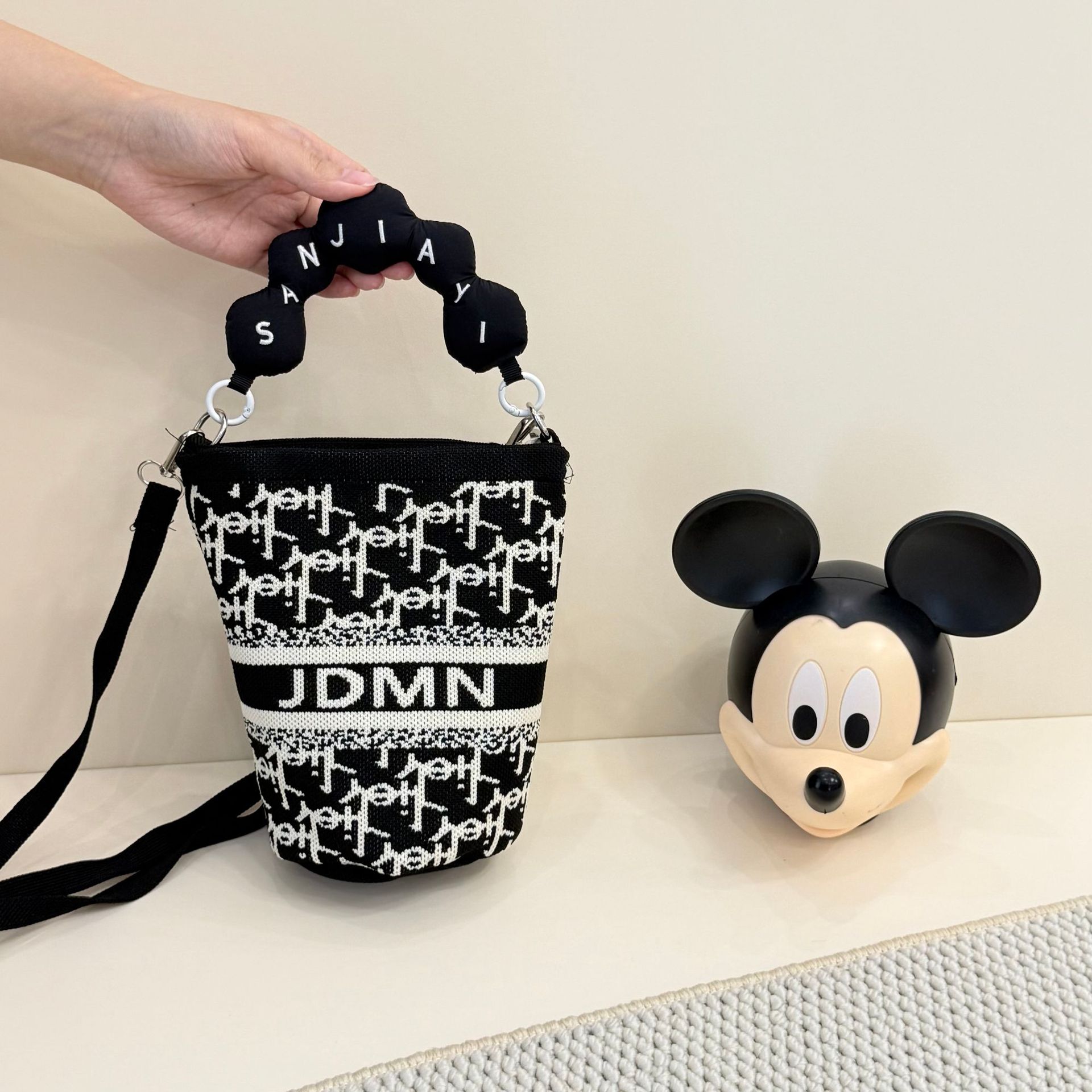 2026 primavera y verano nuevo bolso de cubo de pintura creativo portátil gran espacio de aire de dopamina alta sensación mochila