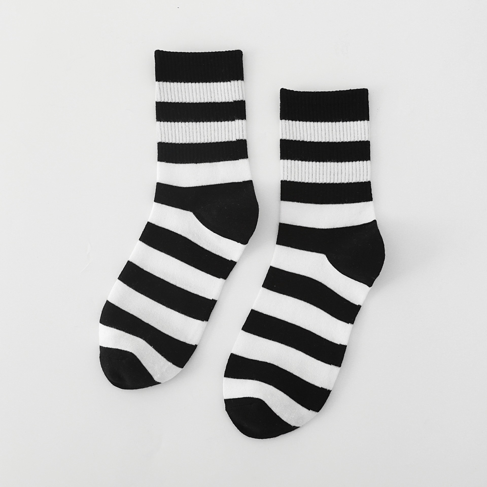 Four Seasons Nuevo tubo de tubo medio, vacas con manchas, calcetines de moda ins, absorbentes de sudor, lindos calcetines de mujer a rayas de color sólido japonés, al por mayor