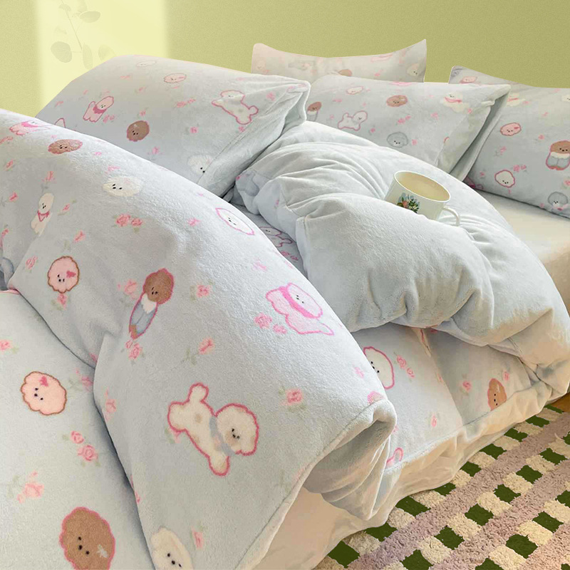 2025 nuevo dibujo animado de leche de seda de cuatro piezas en invierno engrosado calentamiento sábanas de seda de coral cubierta ropa de cama