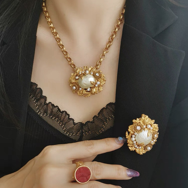 Retro three dimensional necklace and earrings pearl