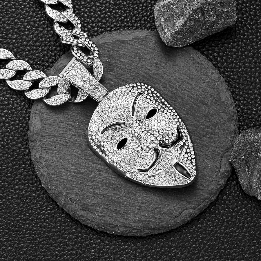 V-shaped Mask Pendant Hip Hop Necklace With Diamond Details_voghion.com