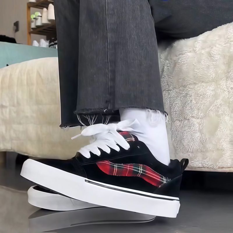 Lujo ligero y versátil estilo de Hong Kong calle lengua gruesa pareja hombres y mujeres 2025 nuevos zapatos de pan casuales de suela gruesa para hombres de moda de la calle alta