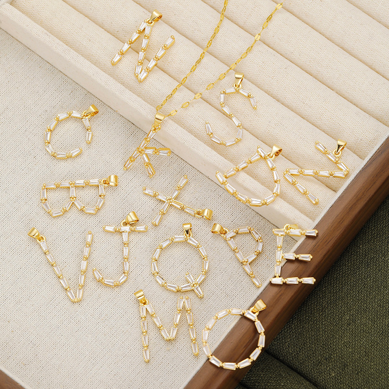 Venta caliente transfronteriza nuevo estilo de cobre con incrustaciones de circón 26 letras inglesas collar colgante T cuadrado de bambú letra cadena de clavícula femenina