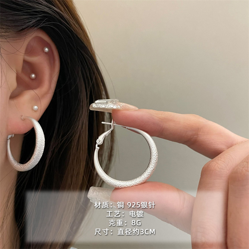 2025 nuevo estilo verano de moda anillo plateado círculo negro círculo fino temperamento europeo y americano aretes dorados de todo fósforo