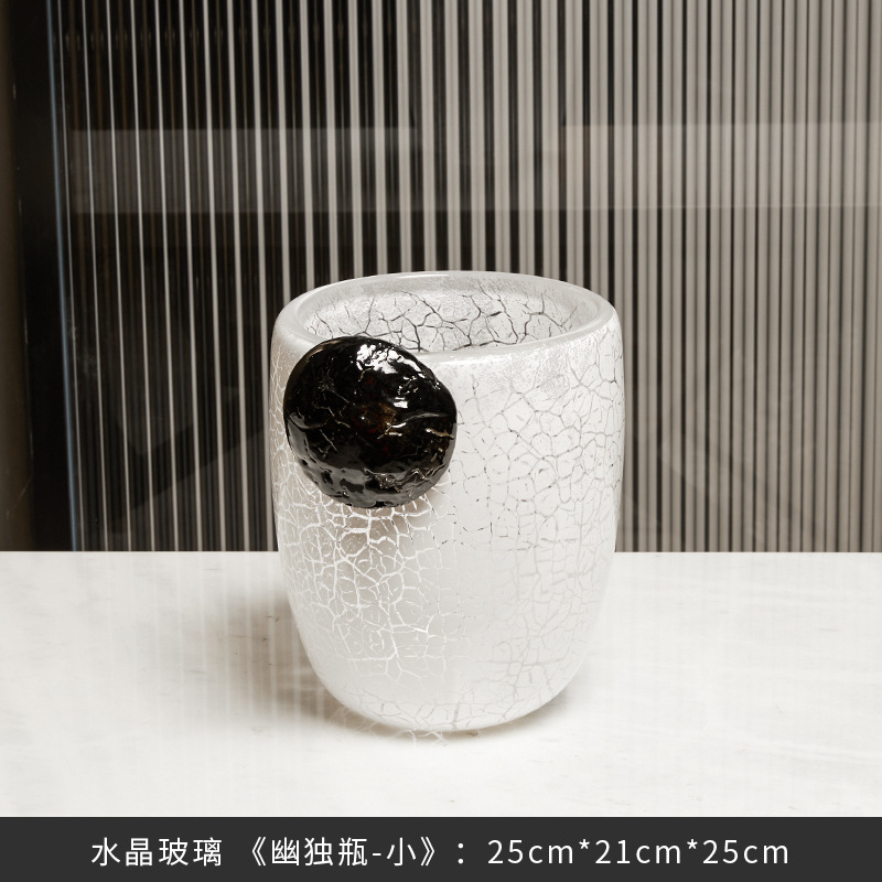 작은 외로운 꽃병