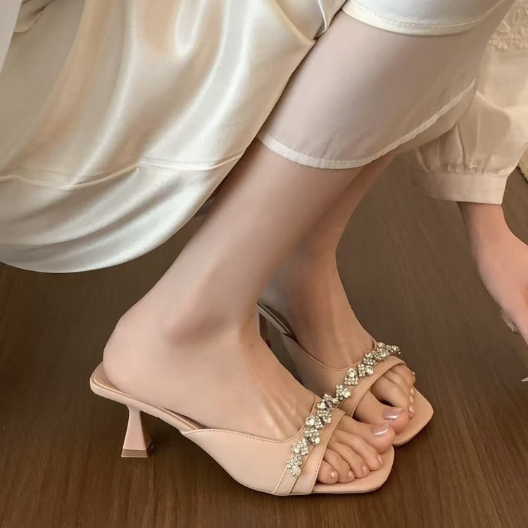 Modas de estilo universal de tacones franceses de tacones altos de verano 2026 con falda de diamante de agua zapatillas para mujeres
