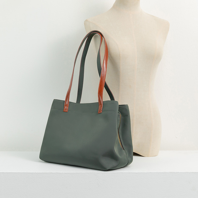 Nylon capacious shoulder bag for leisure
