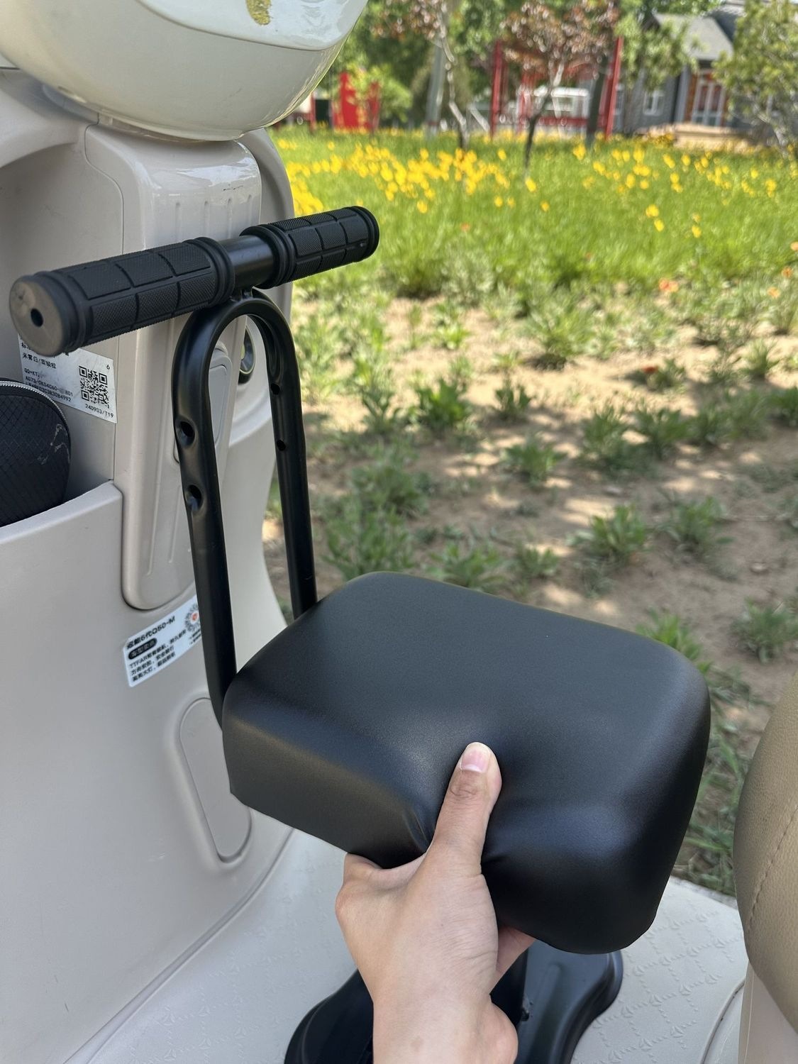 Electric Vehicle Child Seat, Baby Seat, Electric Scooter Child Seat with Armrests, Front-Mounted Child Seat Y90