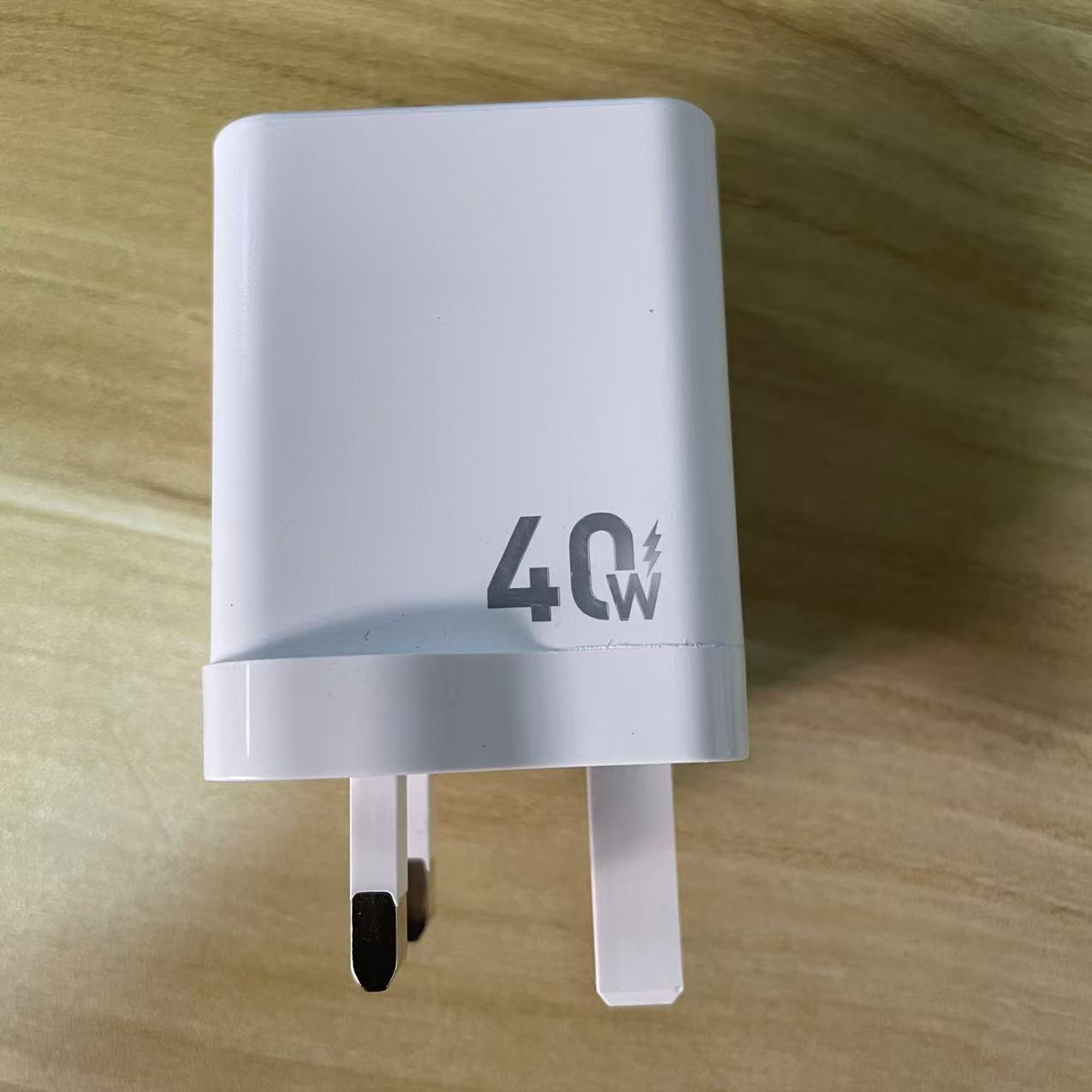 El cargador de nitruro de galio PD40W viene con un cable telescópico. El cabezal de carga rápida PD65W es adecuado para la carga PD del teléfono móvil Apple 16