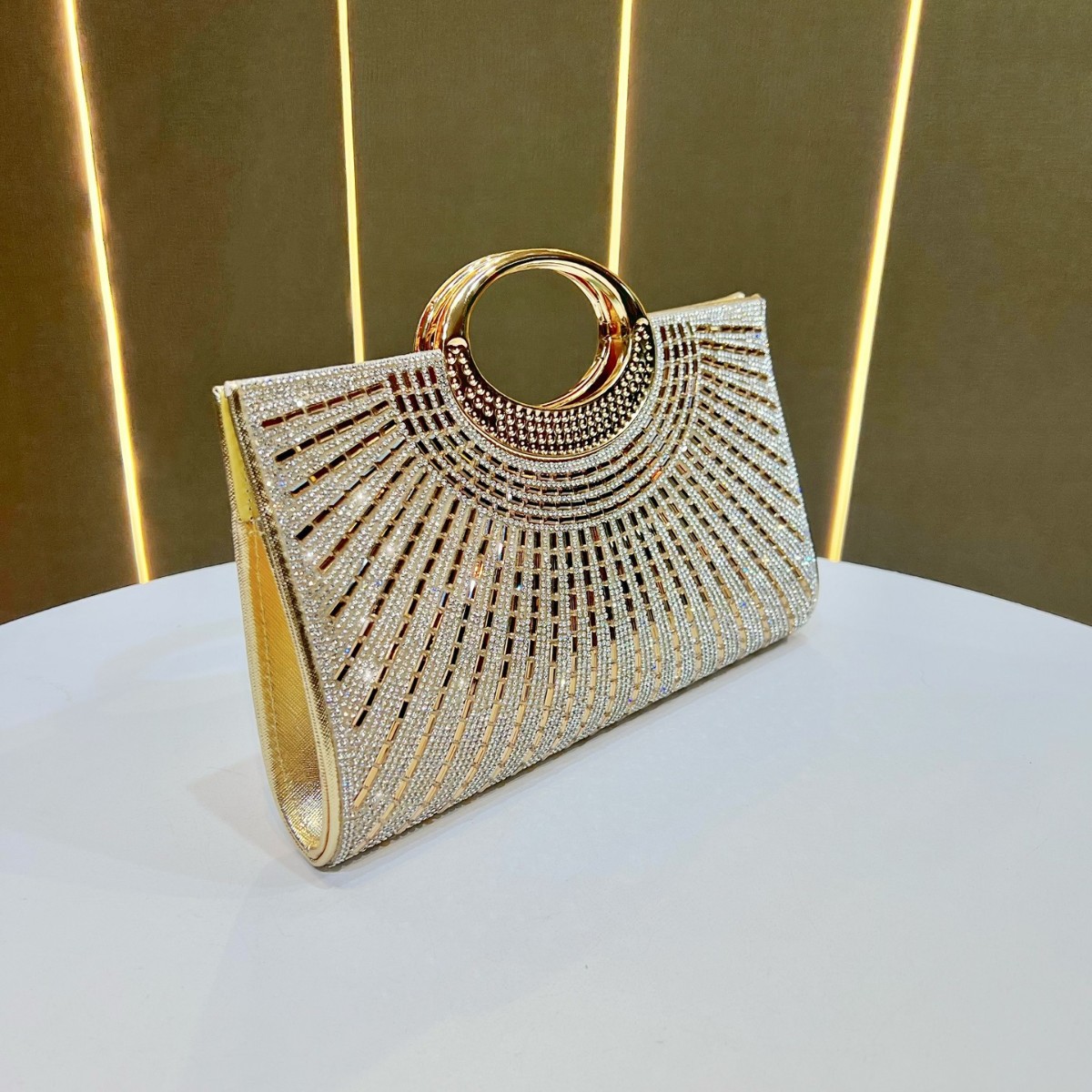 Nuova borsa a mano retrò europea e americana con strass, borsa a catena leggera di lusso per la sera, elegante e alla moda._voghion.com