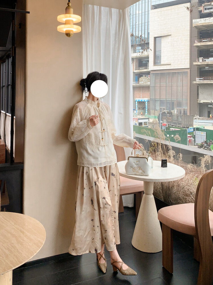 Sandal cao gót mũi nhọn phong cách Trung Hoa mới, chất sa tanh, quai chéo rỗng, gót thô 9 cm — Màu trắng be, Màu Kaki chi tiết 45