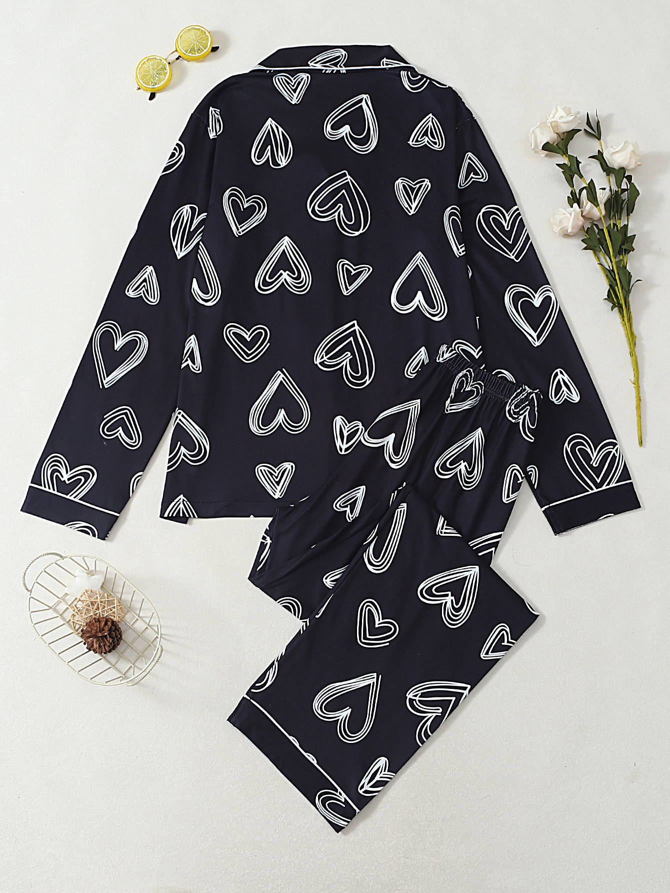 Conjunto de pijama mujer con estampado de corazones y solapas_voghion.com