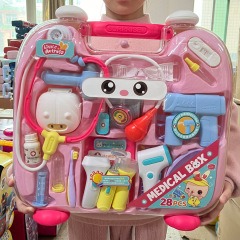 国境を越えた子供のままごとの小さい医者のおもちゃセットの女の子の聴診器は医療箱の看護師を診察して注射を演じます。