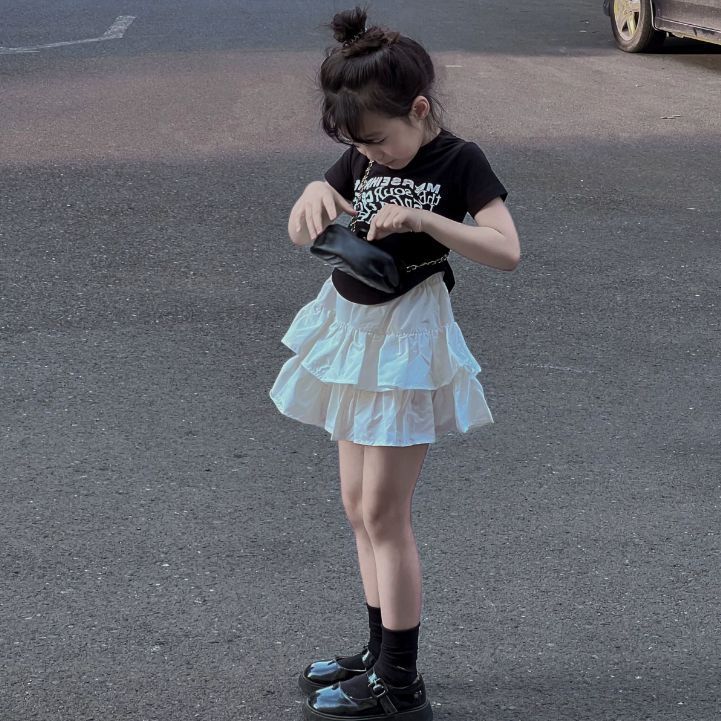 Terno de verão para meninas, estilo fofo, 2024, novo, ocidentalizado, infantil, manga curta, camiseta, moda, saia curta plissada, duas peças_voghion.com
