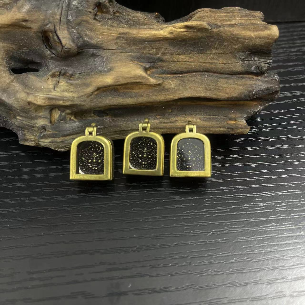藏式复古黄铜小嘎乌盒可打开装黄财神 扎基拉姆 藏式饰品古玩配件
