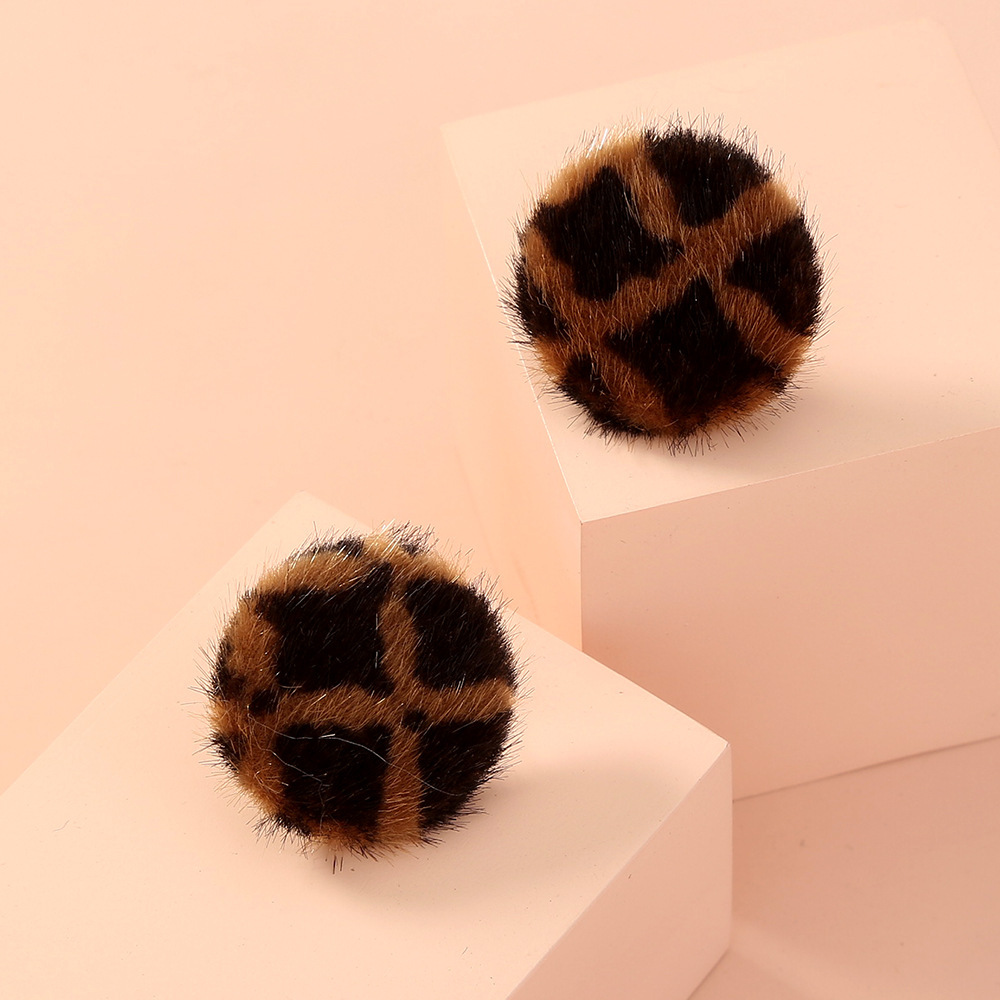 European And American Autumn And Winter Fashion Plaid Stud Earrings display picture 6