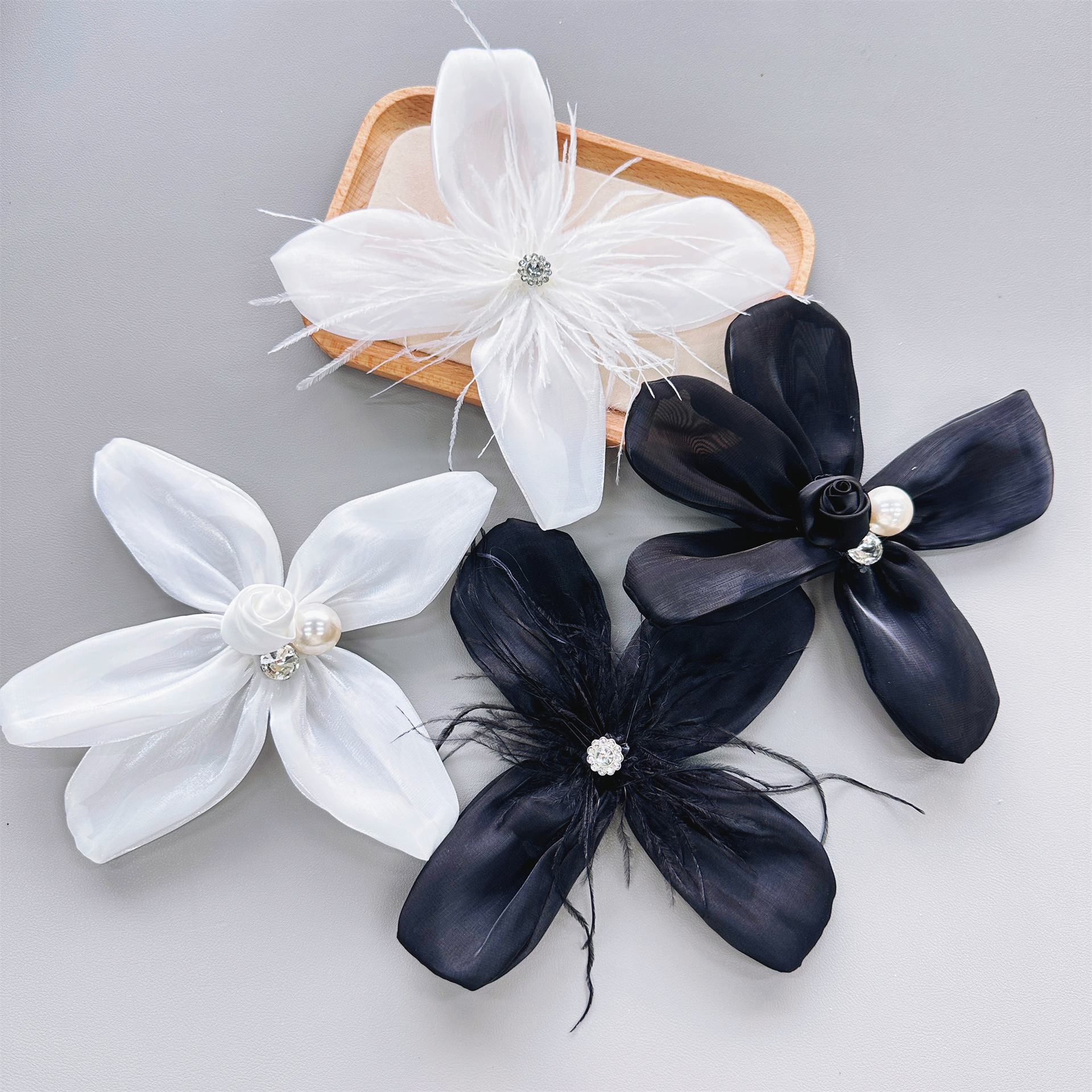 Pequeño viento fragante flor de satén blanco y negro más pin plumas de perla tela decorativa estereoscópica DIY accesorios de ropa