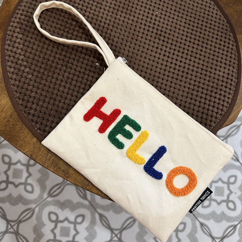 베이지색 문자 자수 동전 지갑