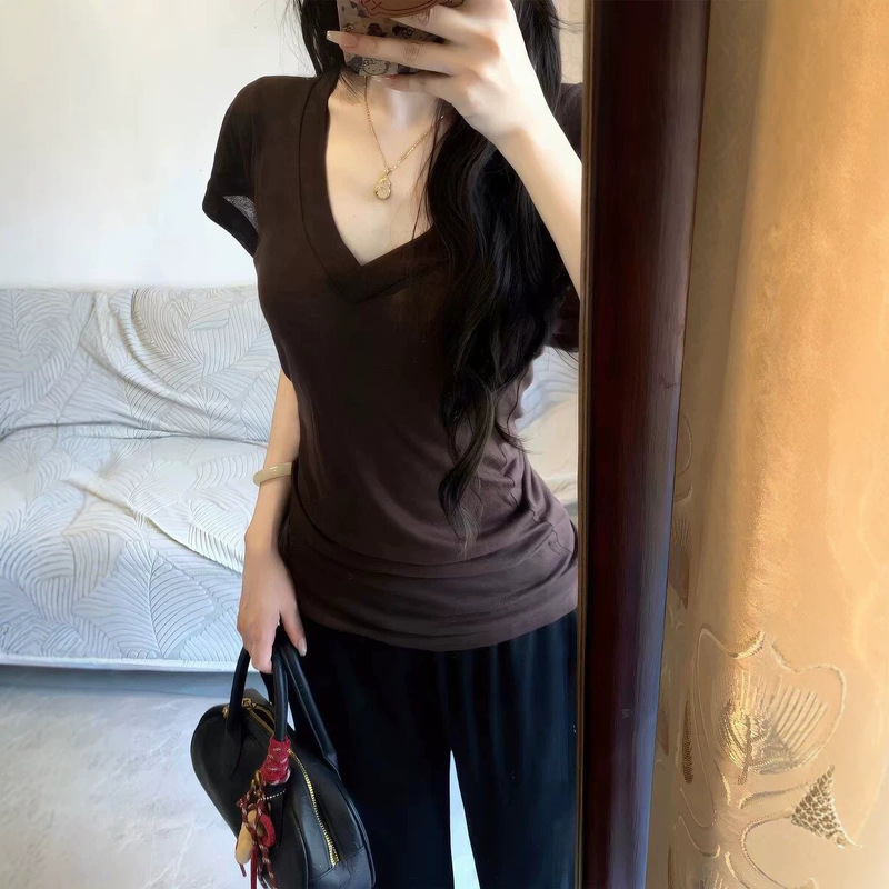 Retro brown V-neck short-sleeve women's t-shirt, summer 2026 new slim-fit basic style, versatile top for trendy girls Retro brown V-neck short-sleeve women's t-shirt, summer 2026 new slim-fit basic style, versatile top for trendy girls