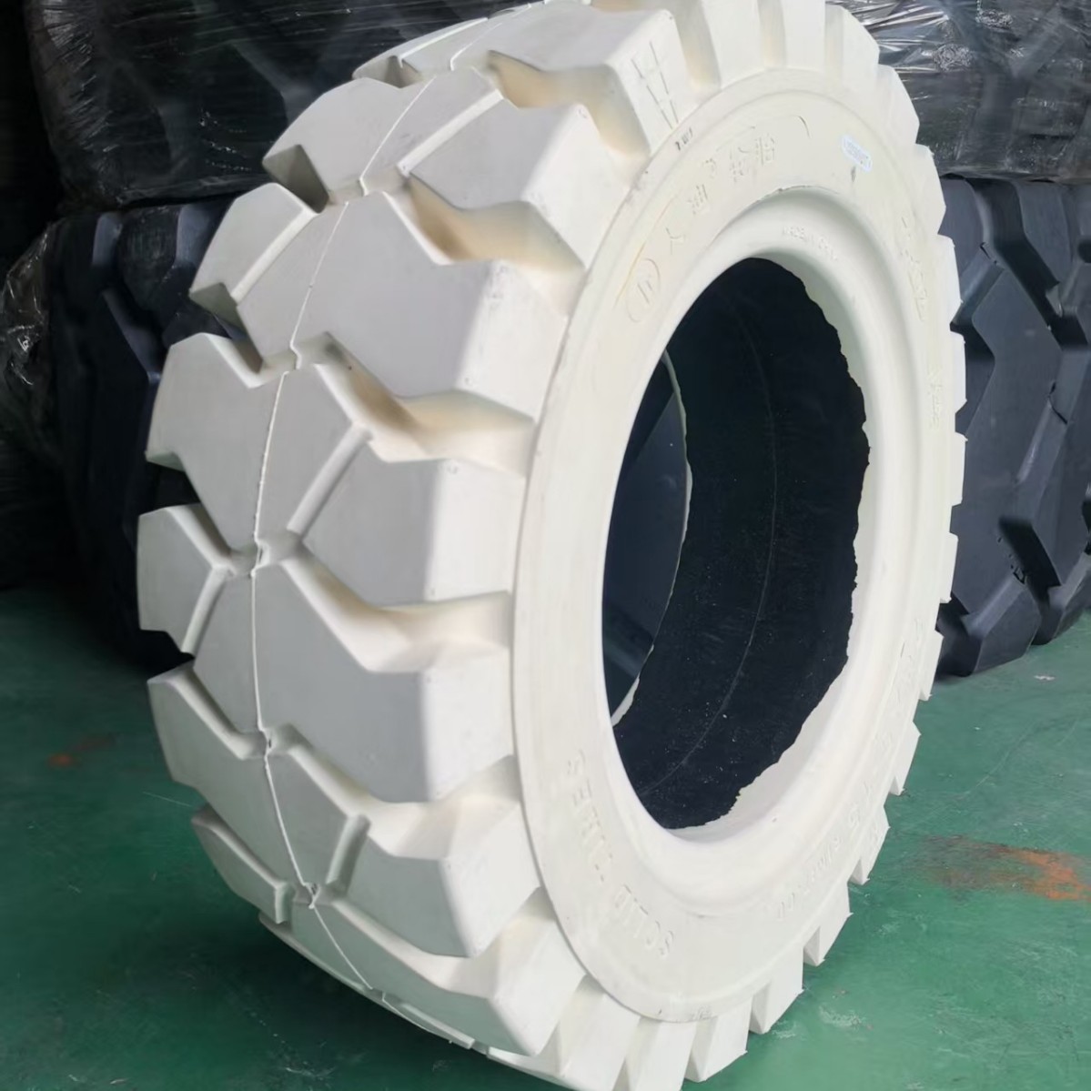 合力杭叉龙工宝骊叉车轮胎实心轮胎650-10/28x9-15环保实心轮胎