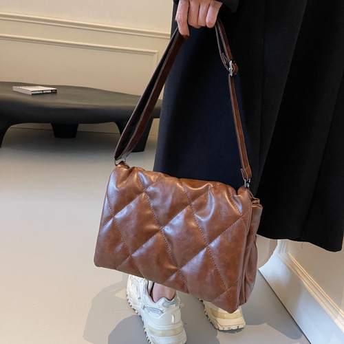 High-quality large-capacity commuting shoulder crossbody bag for women, retro chevron design, unique messenger bag