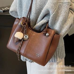 Large-Capacity Bag for Women in Autumn and Winter, Versatile 2024 New Simple Shoulder Shopping Bag, This Year's Popular Commuter Tote Bag