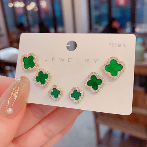Elegant and versatile micro-halo four-leaf clover combination set earrings for women, stylish, minimalist, small, silver needle earrings, ear accessories.
