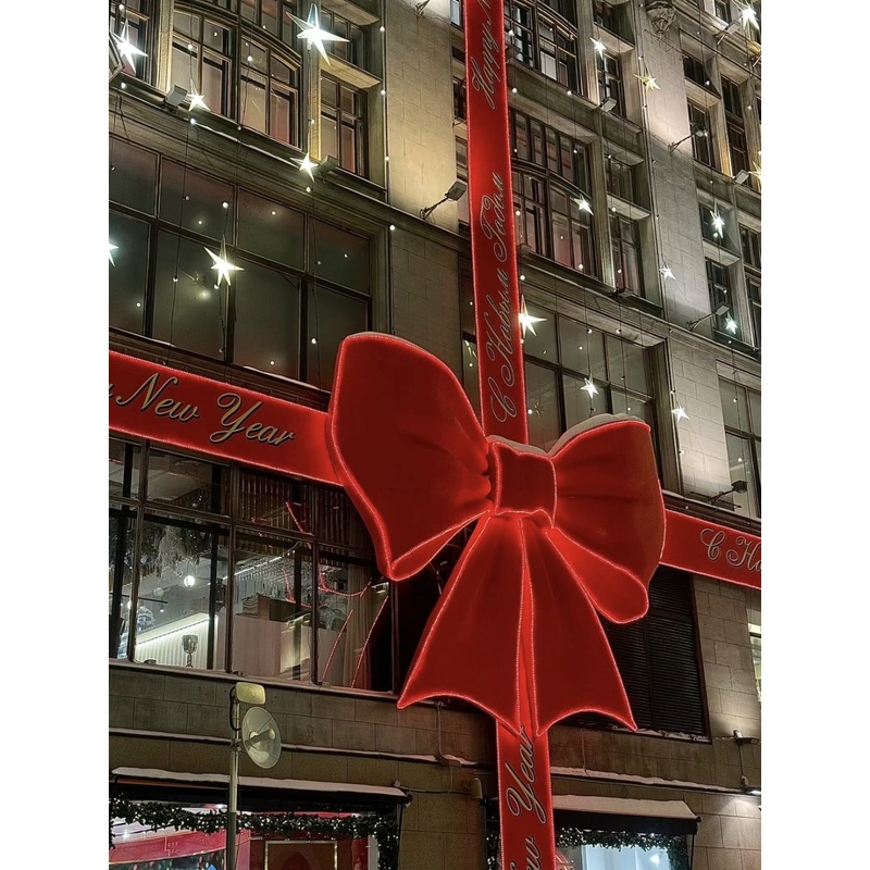 Navidad y Año Nuevo atmósfera decoración de arco luminoso gigante en la puerta del centro comercial arco supergrande