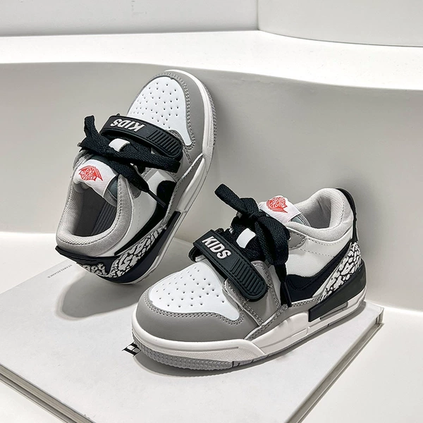 Gray single shoes