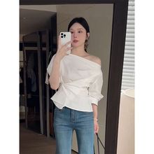 韩系不规则斜肩白色中袖衬衫女春秋收腰显瘦褶皱衬衣露肩气质上衣