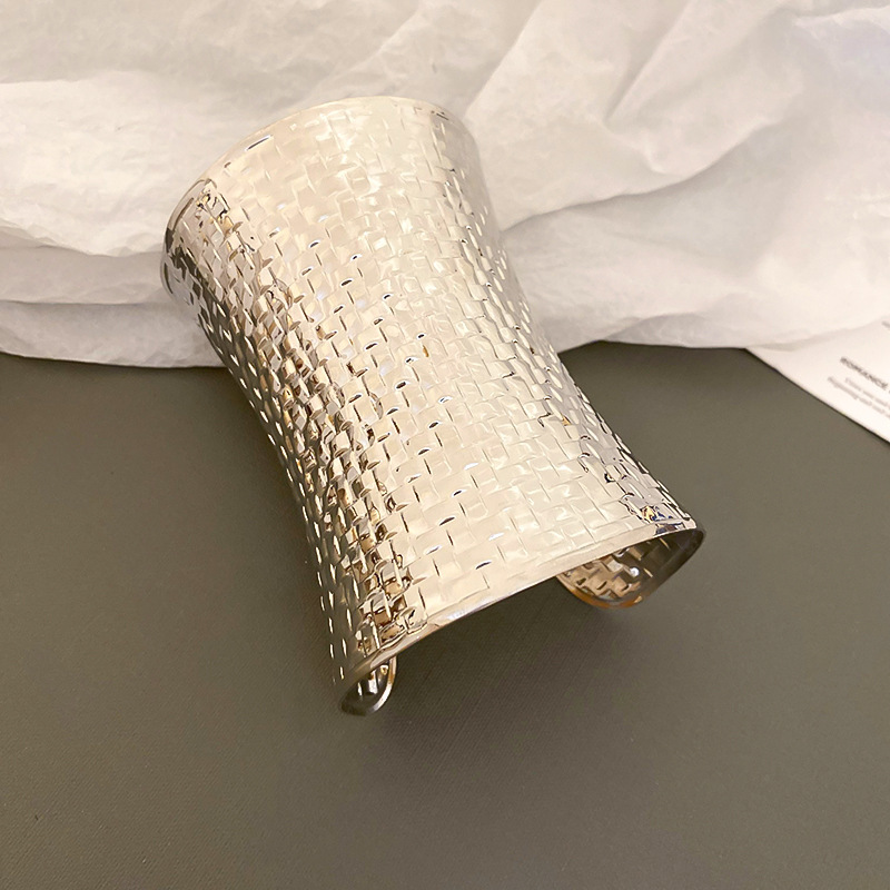 Pulsera tejida hueca europea y americana de estilo explosivo, brazalete de mujer de lujo ligero, pulsera de temperamento de alta gama, novia, el mismo estilo, joyería atmosférica